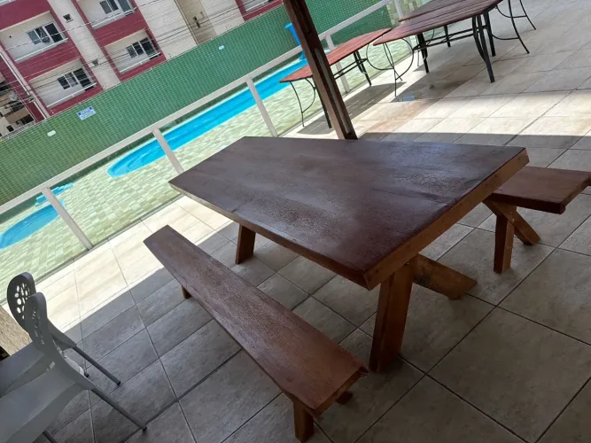 MESA EM MADEIRA