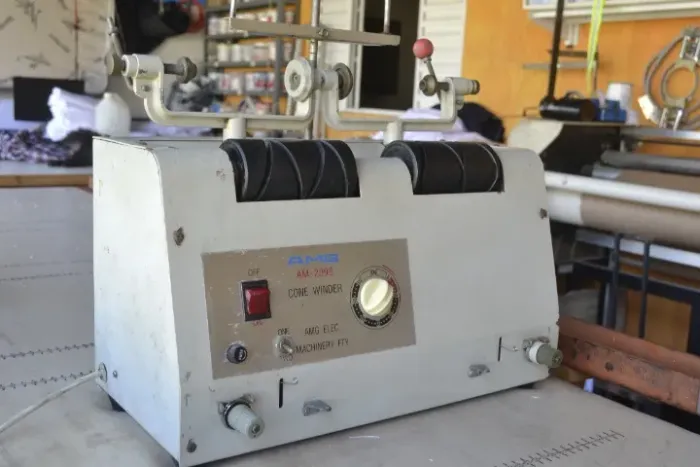 Rebobinadeira de linhas de costura e bordado