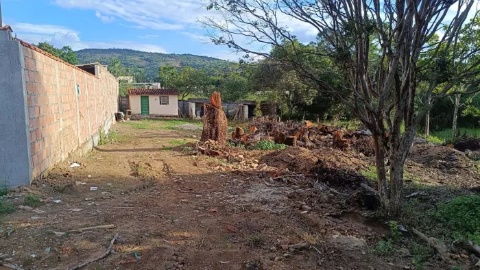 Terreno com casinha simples