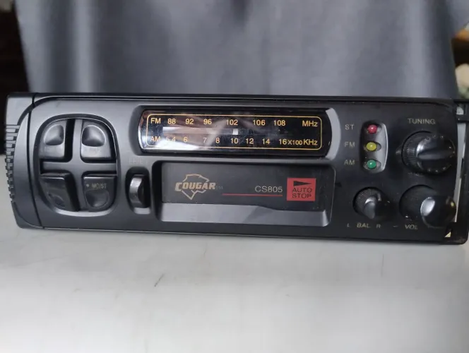 Rádio automotivo Cougar antigo