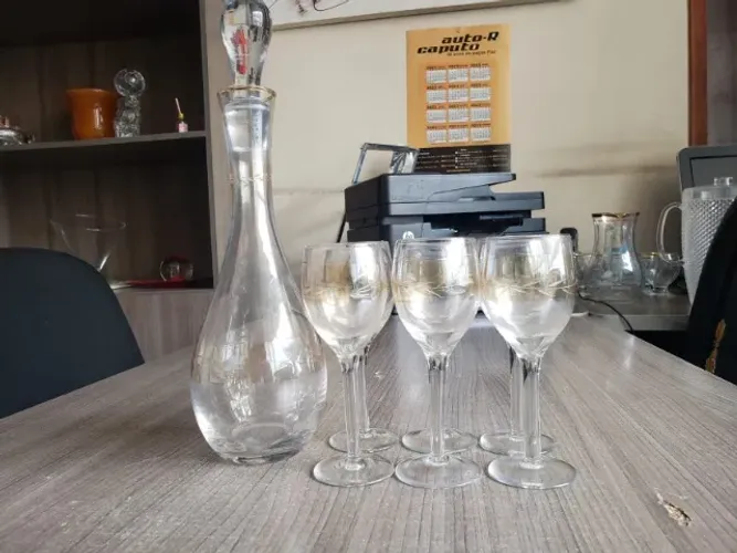KIT DE TAÇAS 6  COM 1 JARRA TRANSPARENTE COM DETALHES AMARELOS 150,00