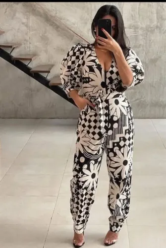 Macacão estampado floral preto e branco Farm P
