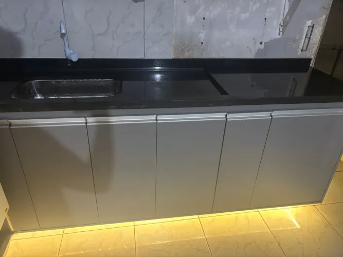 5.500 $$ Cozinha planejada no MDF seguida do granito preto São Gabriel