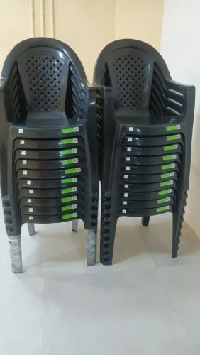 Cadeiras de Plástico Pretas Empilháveis