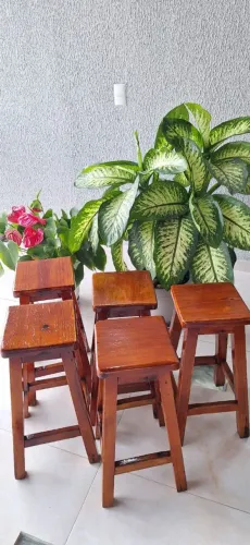 Banquetas de madeira 