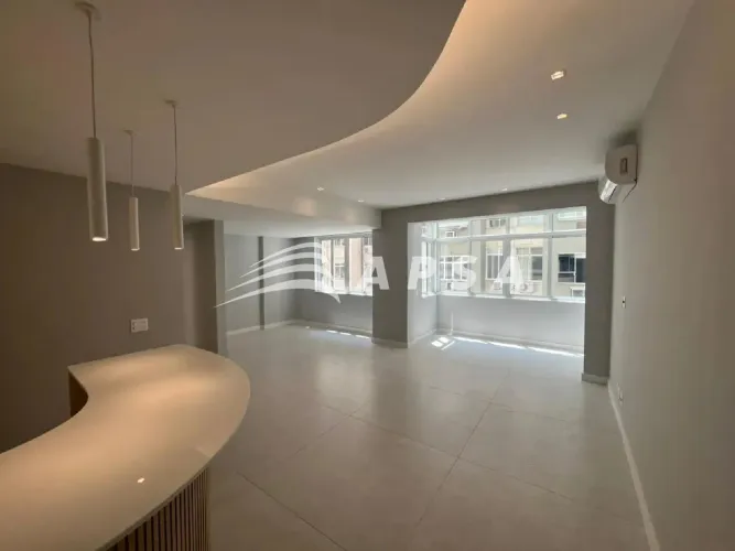 NA RUA DUVIVIER, A POUCOS PASSOS DO BRILHO DO MAR, UM APARTAMENTO RENASCE EM SUA PRIMEIRA 