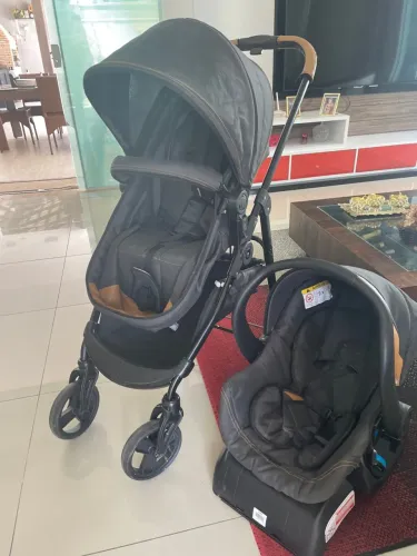 Carrinho de Bebê com Bebê Conforto