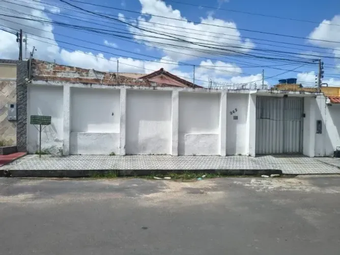 Vendo linda casa no Conjunto Hiléia, Aceita financiamento bancário. Ótima localização!