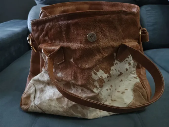 Bolsa de Ombro Confraria em Couro Legítimo com Pelúcia