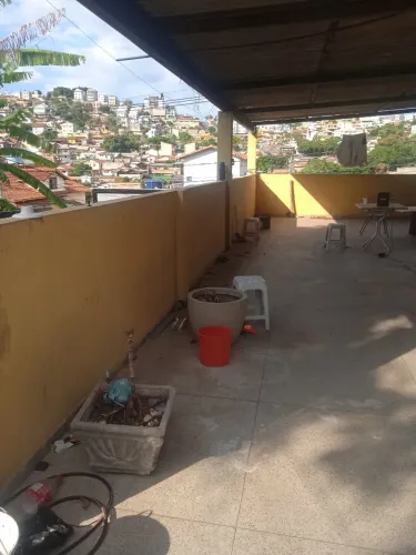 Aluga-se casa com 90 metros quadrados e mais 90 de área 