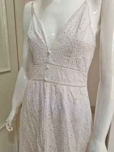 Vestido branco com bordado em algodão