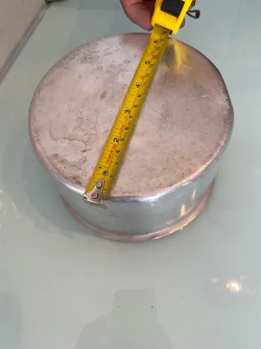 Forma de bolo assadeira de alumínio redonda pequena, 16cm de diâmetro.