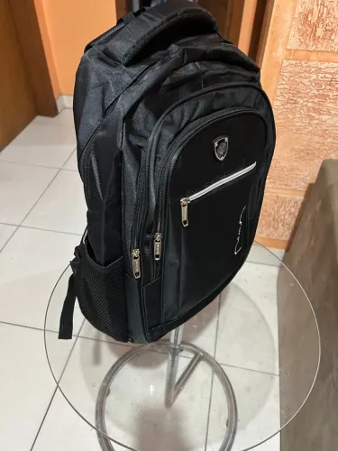 Mochila preta espaçosa e resistente