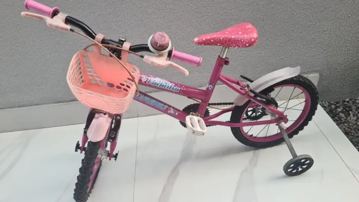 Bicicleta infantil com rodinhas.