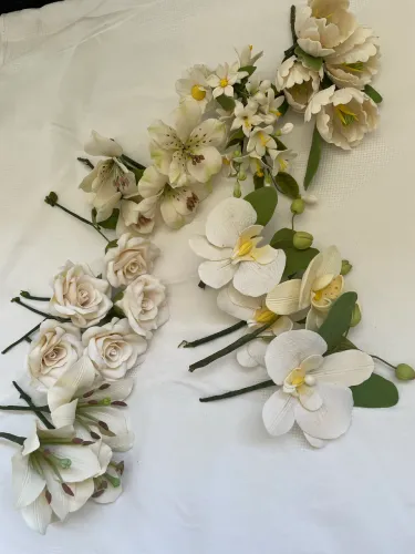 Flores em biscuit para bolo