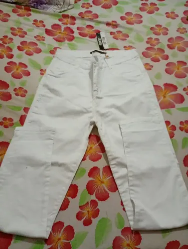 calça branca com elastano tamanho 46 Nova