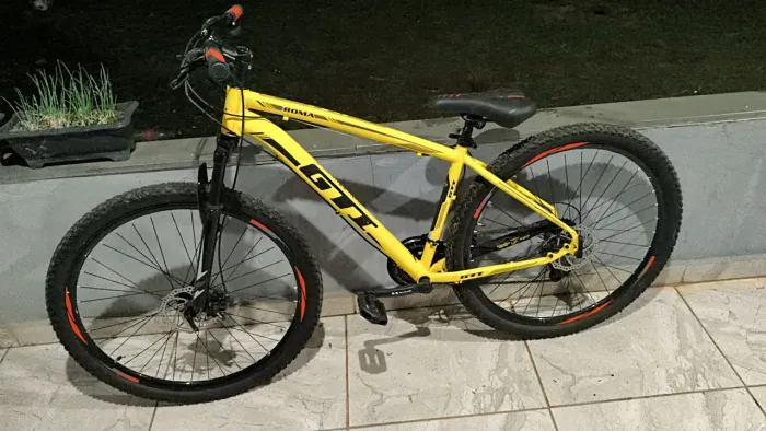 Bicicleta aro 29 com amortecedor, freio a disco na frente e atrás, macha na frente e atras