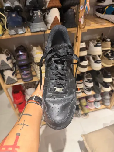 Este é um par de tênis Nike Air Force 1 '07
