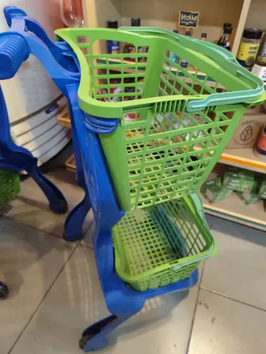 Carrinho de compras com cestas 