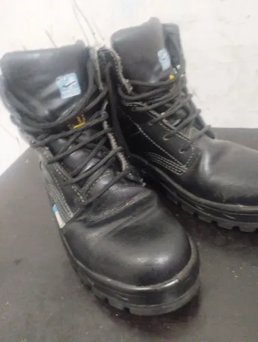 Bota de motoqueiro número 36.