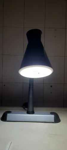 Luminária elegante, fininha , tudo funclonando