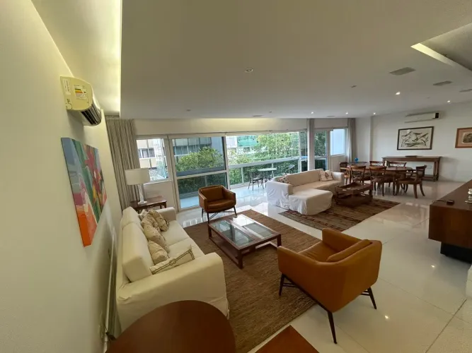Novidade! Apartamento totalmente reformado na primeira quadra do Leblon!