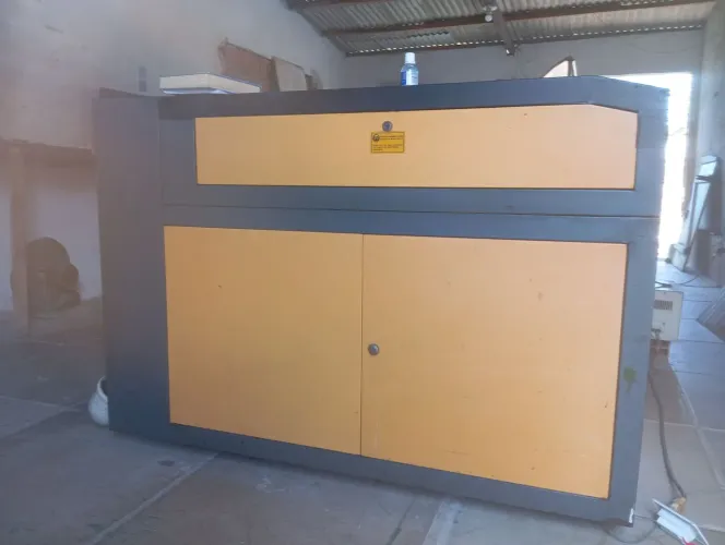 Máquina a laser corte e gravação  bastenri conservada 
