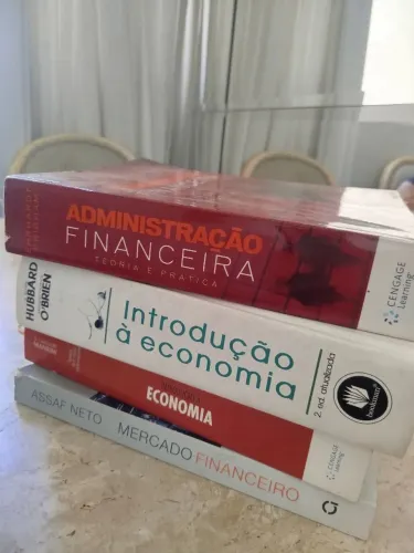 Adm. Financeira<br>? Introdução à Economia<br>. Introdução à Economia <br>. Mercado Financeiro