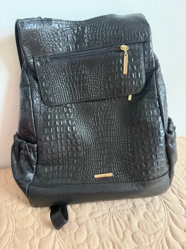 Mochila antifurto preta couro croco feminina Suelen