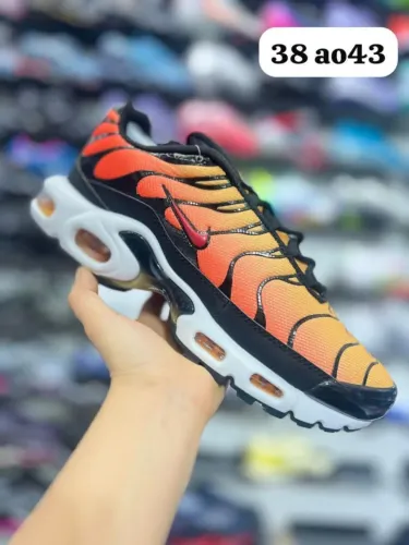 Tenis Nike Air Max Plus. A estrutura icônica dá um up no visual,
