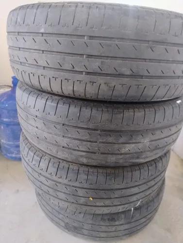 Jogo de pneus Bridgestone 195/65R15 usados