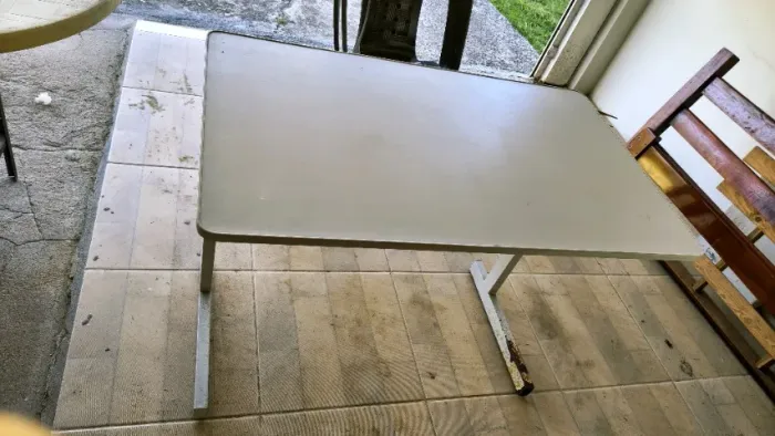 Cama , cadeiras, mesa.