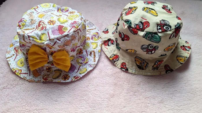 Roupas e chapéus infantis