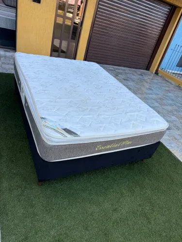 Cama casal com colchão casal seminovo