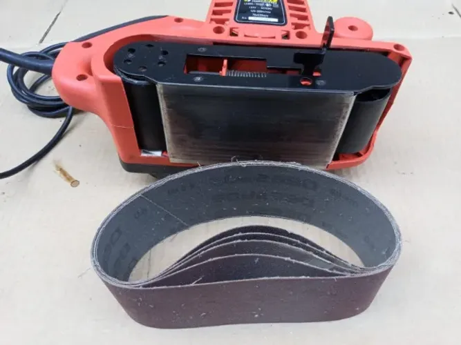 Lixadeira de Cinta Schulz 900W 110 volts. para Madeira, Metal e Plástico