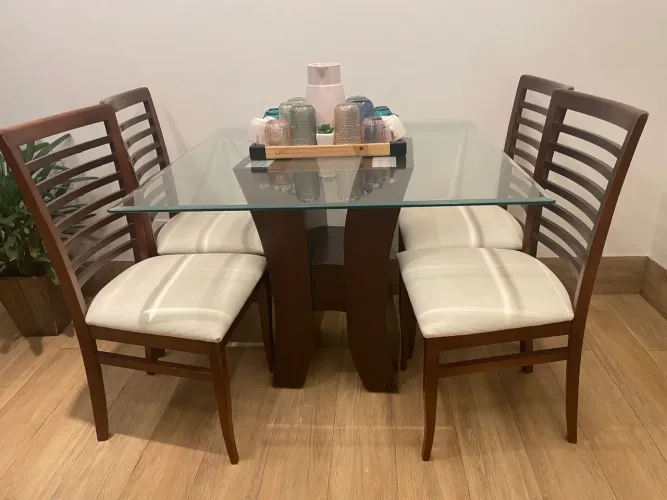 Mesa de vidro com 4 cadeiras
