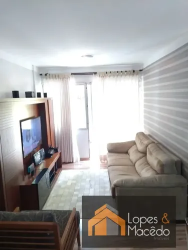 apto. 74m2 - Sala com sacada, 3 dorm. com armários, cozinha completa, ótima localização