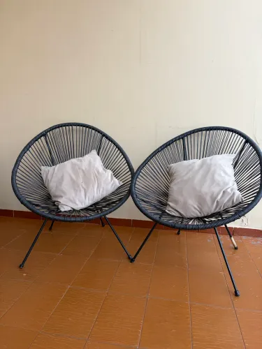 Duas cadeira de área