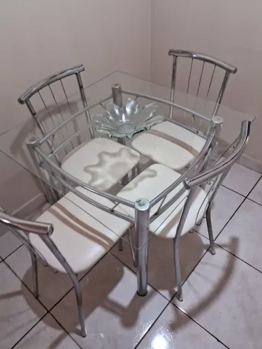Mesa de jantar com 4 cadeiras
