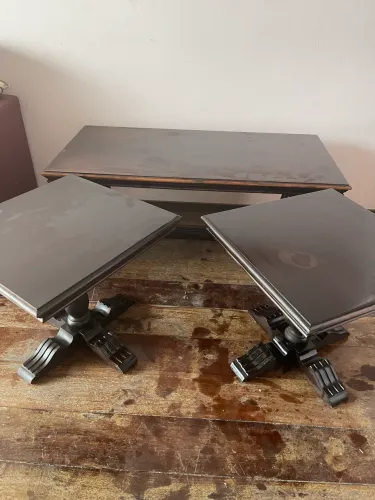 Conjunto de três mesas antigas
