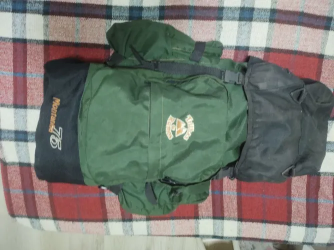 Mochila Campos Trilhas & Rumos na cor verde com preto. 75 litros