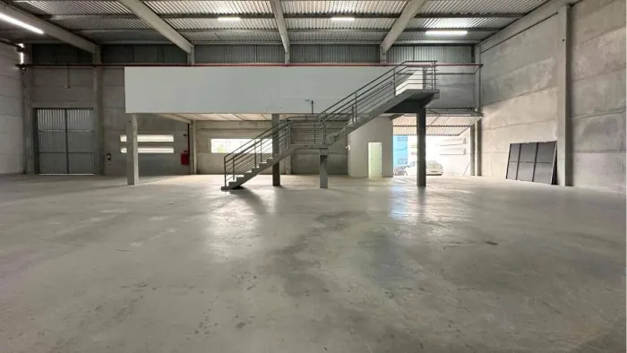 Galpão para locação em Brusque | 650m² |Mezanino, Doca e Pátio.