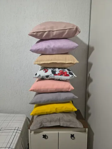 Vende-se almofadas com capas medindo 45X45 
