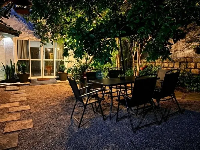 Alugo ampla casa mobiliada com 04 quartos, jardim, 200m² no bairro Centro, Florianópolis