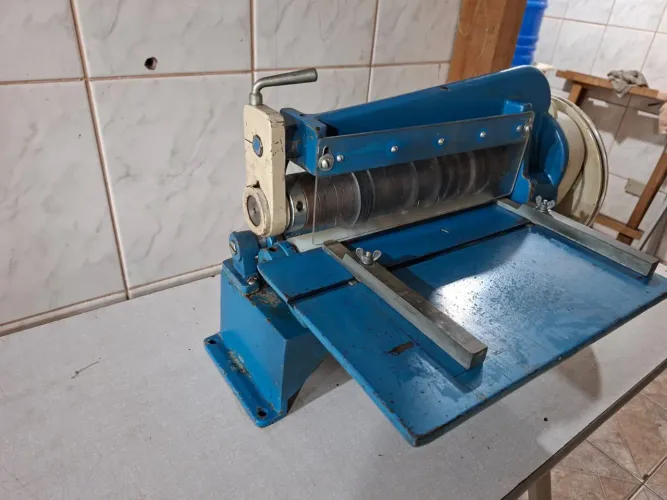 Máquina Industrial de Corte de Tiras (Tecido / Couro) - Multi Lâminas com Mesa e Pedal