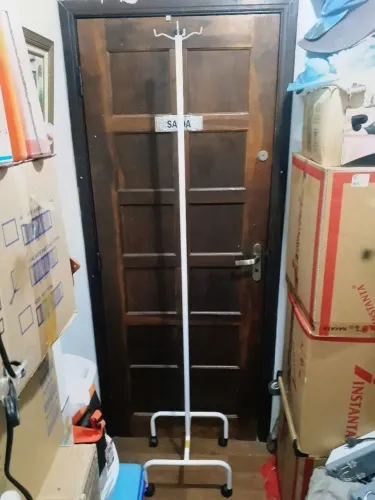 Suporte de soro com rodas