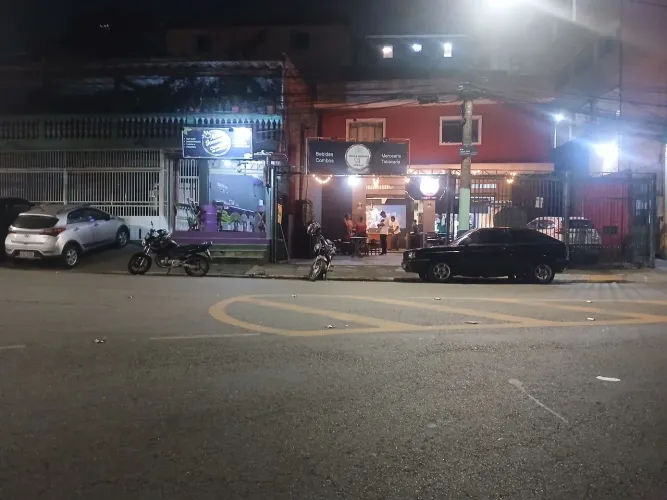 Esquina comercial adega e sorveteria