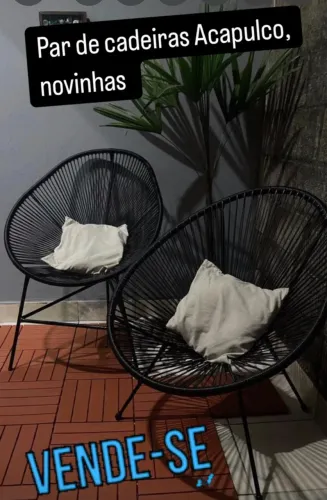 Padre de cadeiras pretas