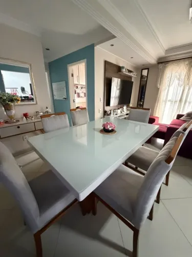 Mesa de jantar tampo de vidro com seis cadeiras