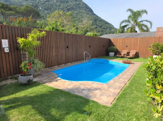 Casa em condomínio fechado com piscina na Armação em Florianópolis